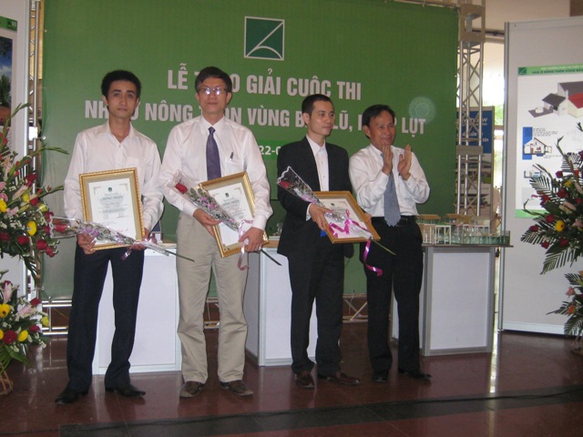 Đại diện của 3 nhớm thiết kế đoạt giải A lên nhận giải thưởng