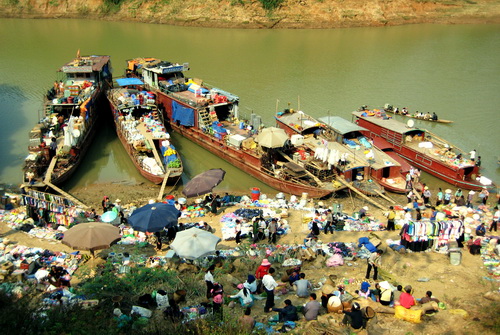 Đứng trên bờ nhìn xuống chợ phiên sông Đà họp tại khu vực bản Nhạn, xã Tạ Khoa, Bắc Yên, Sơn La.