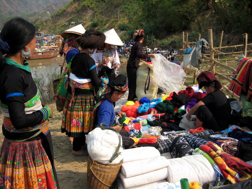 Các bà, các chị xuống chợ với trang phục truyền thống dân tộc tuyệt đẹp